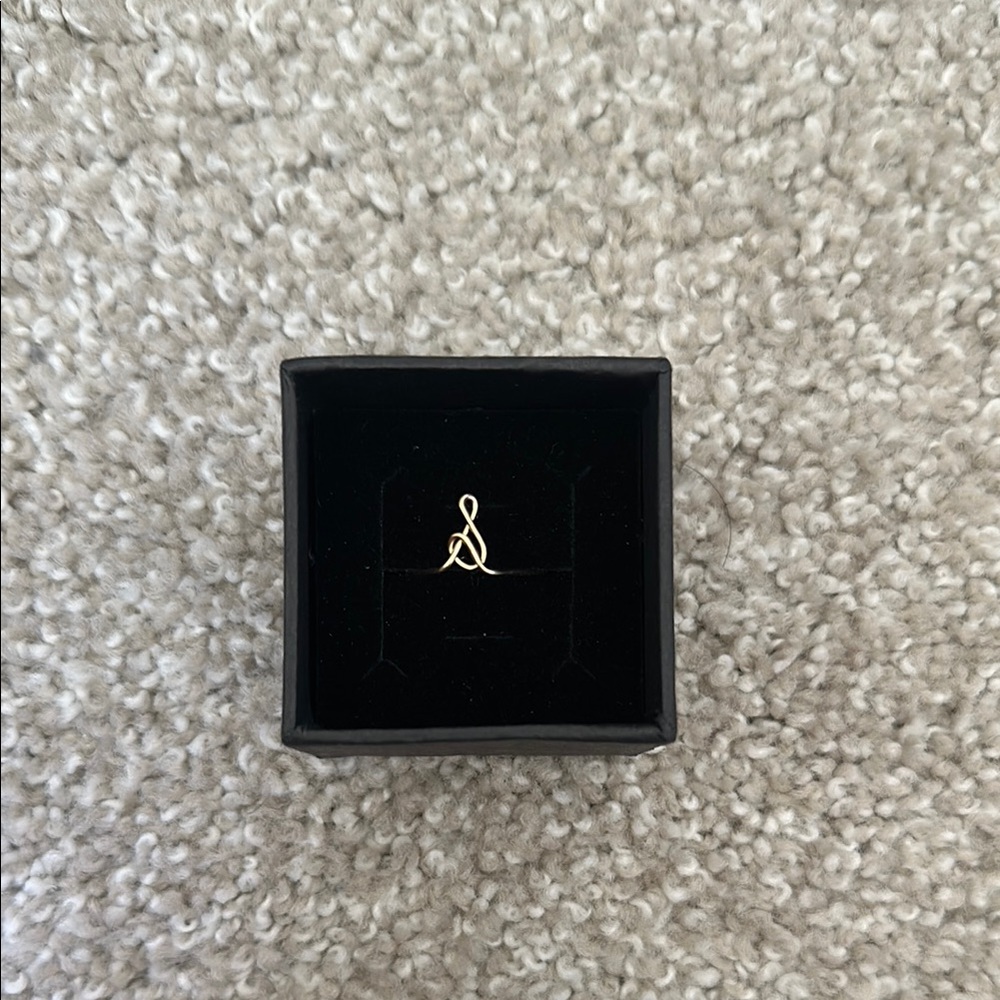 Cursive s ring